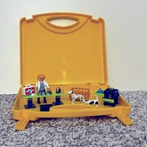 Playmobil portable veterinarian clinic